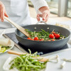 Voor een maximale levensduur van je pan kunnen we het gebruik van siliconen of houten keukenhulpjes warm aanbevelen.