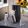 FRISDRANKMACHINE DUO ZWART NEW MET 1 GLAZEN FLES EN 1 PLASTIC FLES