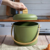 TAFELRESTJES GROEN METAL/BAMBOO 7L COMPOSTEMMER MET KOOLFILTER