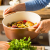 STOOFPOT 26CM DAGELIJKSE KOST KOPERKLEUR 5.3L MET AFNEEMBARE SILICONE GREPEN