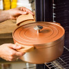 STOOFPOT 26CM DAGELIJKSE KOST KOPERKLEUR 5.3L MET AFNEEMBARE SILICONE GREPEN