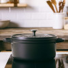 STOOFPOT 26CM ZWART 5.3L FEATHERWEIGHTS GREENPAN MET AFNEEMBARE SILICONE GREPEN