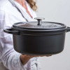 STOOFPOT 26CM ZWART 5.3L FEATHERWEIGHTS GREENPAN MET AFNEEMBARE SILICONE GREPEN